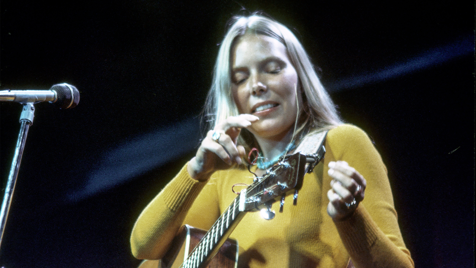 UNSPECIFIED - CIRCA 1970: Photo of Joni Mitchell