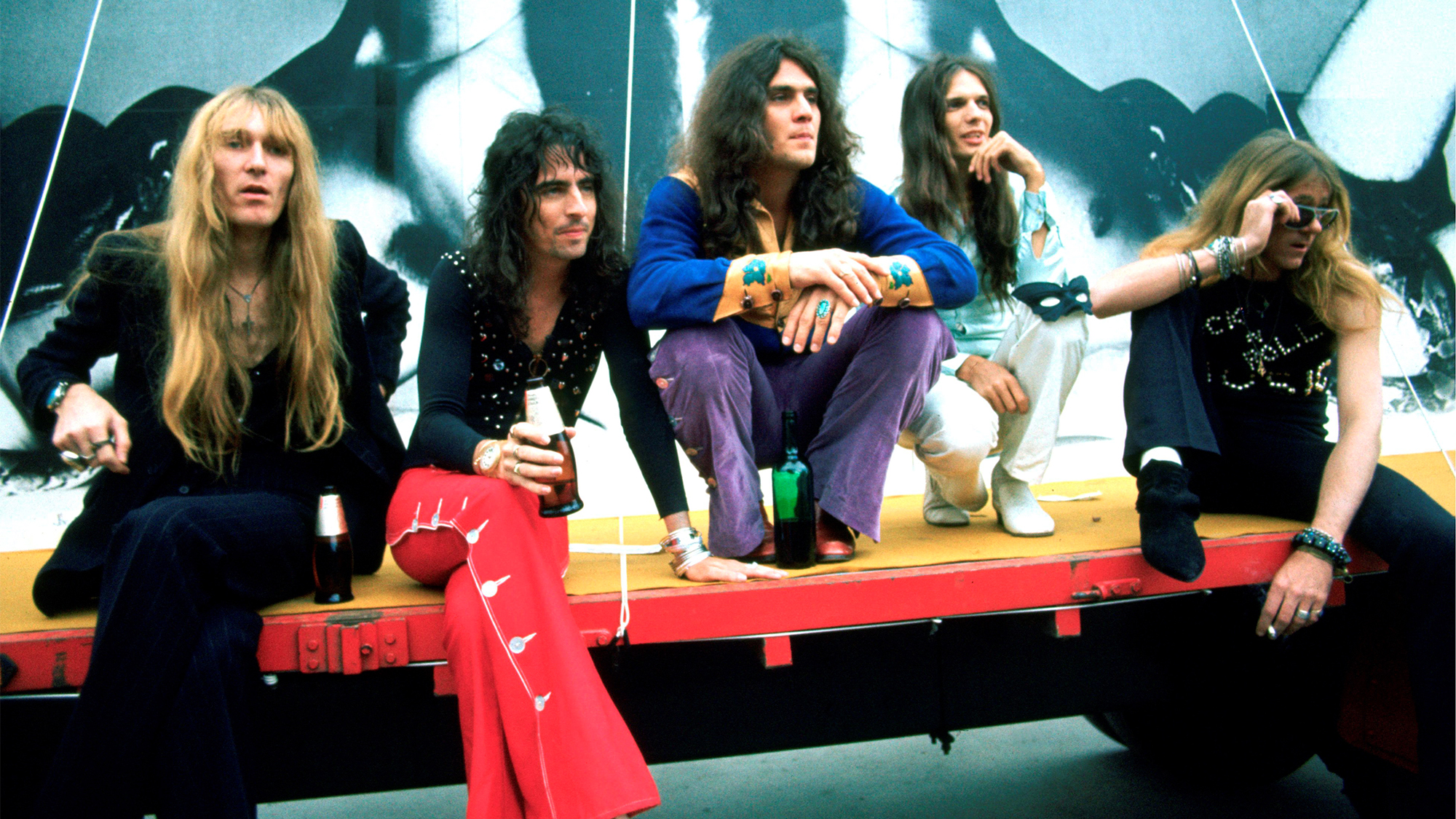 Alice Cooper and his band, group portrait at chessington Zoo near London on 28th June 1972. Glen Buxton, Alice Cooper, Michael Bruce, Dennis Dunaway, Neal Smith.