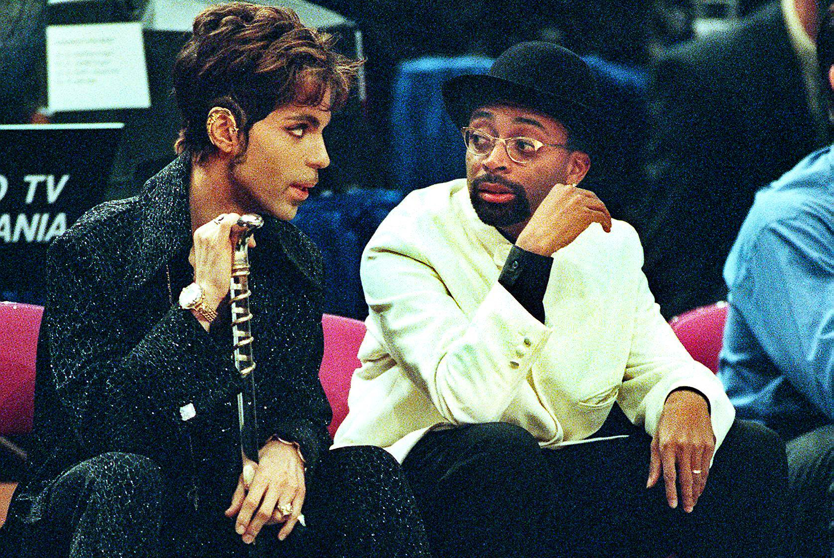 NEW YORK, UNITED STATES: Filmmaker Spike Lee (R), a New York Knicks season ticket-holder, talks with the musician formerly known as Prince (L) during the NBA All-Star Game at Madison Square Garden 08 February, 1998. The Eastern Conference All-Stars beat the Western Conference 135-114.