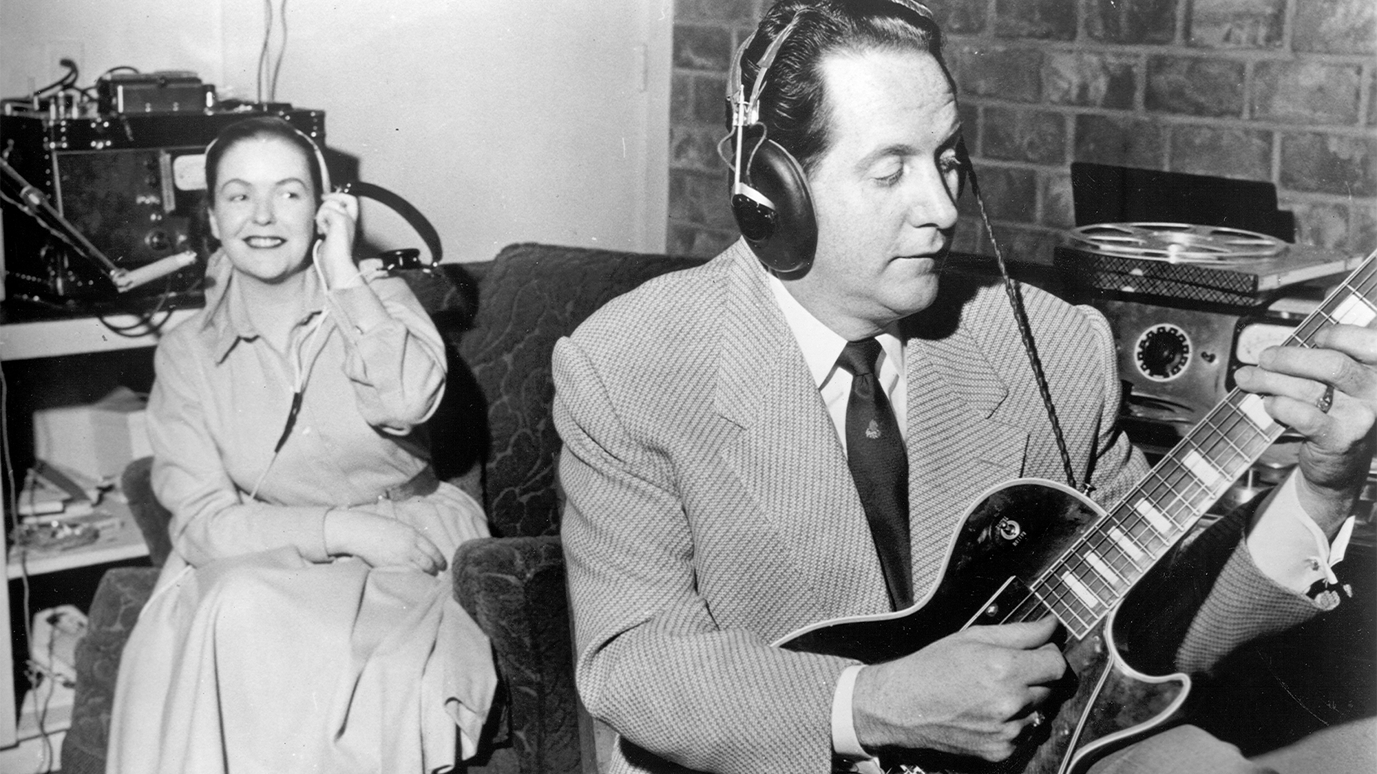CIRCA 1955: Married singing/songwriting duo Les Paul &amp; Mary Ford pose for a portrait in circa 1955.
