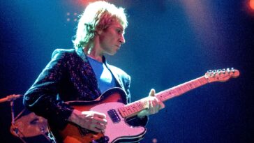 Andy Summers Discusses the Creation of The Police's Hit "Message in a Bottle"]