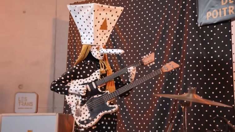 Angine de Poitrine Goes Viral Featuring Microtonal Guitar]