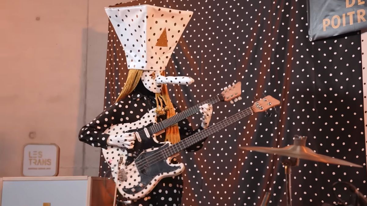 Angine de Poitrine Goes Viral Featuring Microtonal Guitar]