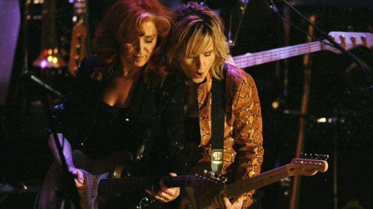 Bonnie Raitt's Tips on Guitar for Melissa Etheridge]