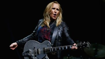"Clarify Pedals for Me." After playing guitar for years, Melissa Etheridge discovered something transformative in a guitar shop one day.]