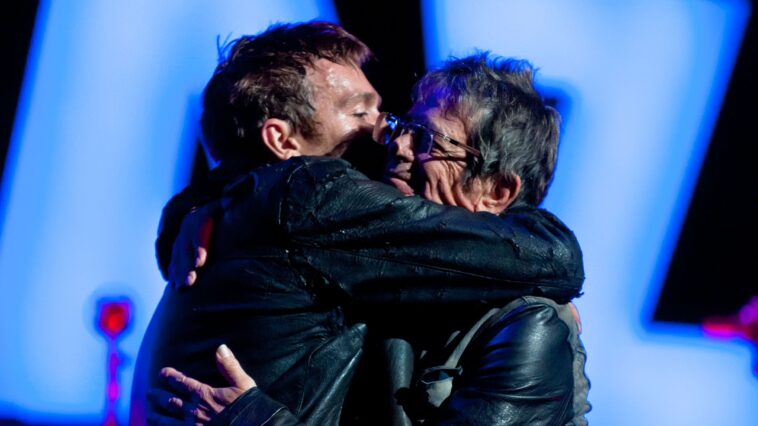 "Damon Albarn Shares That Lou Reed's Voice on 'The Mountain' is a 'Replica,' Explaining Why He Hesitated to Dismiss the Advice He Received"]