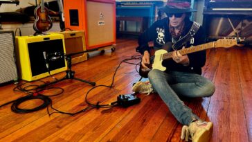 David Bowie's longtime guitarist discusses his new band.]