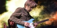 Eric Johnson discusses his single critique of contemporary pop music.]