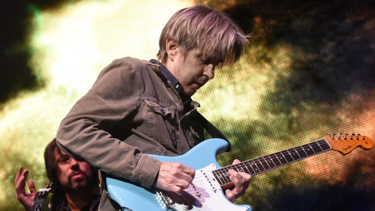 Eric Johnson discusses his single critique of contemporary pop music.]