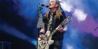 Ginger Wildheart, lead singer of The Wildhearts, discloses cancer diagnosis.]