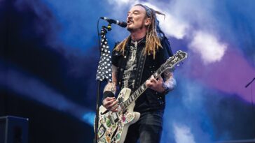 Ginger Wildheart, lead singer of The Wildhearts, discloses cancer diagnosis.]