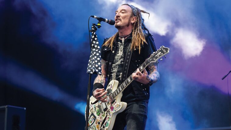 Ginger Wildheart, lead singer of The Wildhearts, discloses cancer diagnosis.]
