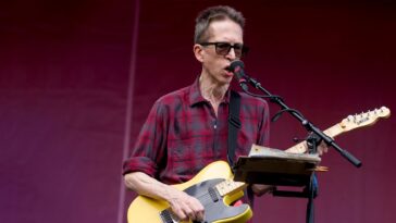 Glenn Mercer of The Feelies Discusses Collaboration with R.E.M. Guitarist Peter Buck]