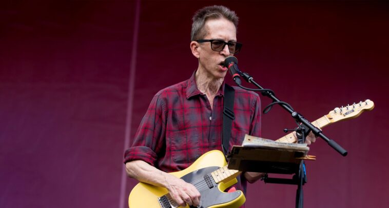 Glenn Mercer of The Feelies Discusses Collaboration with R.E.M. Guitarist Peter Buck]