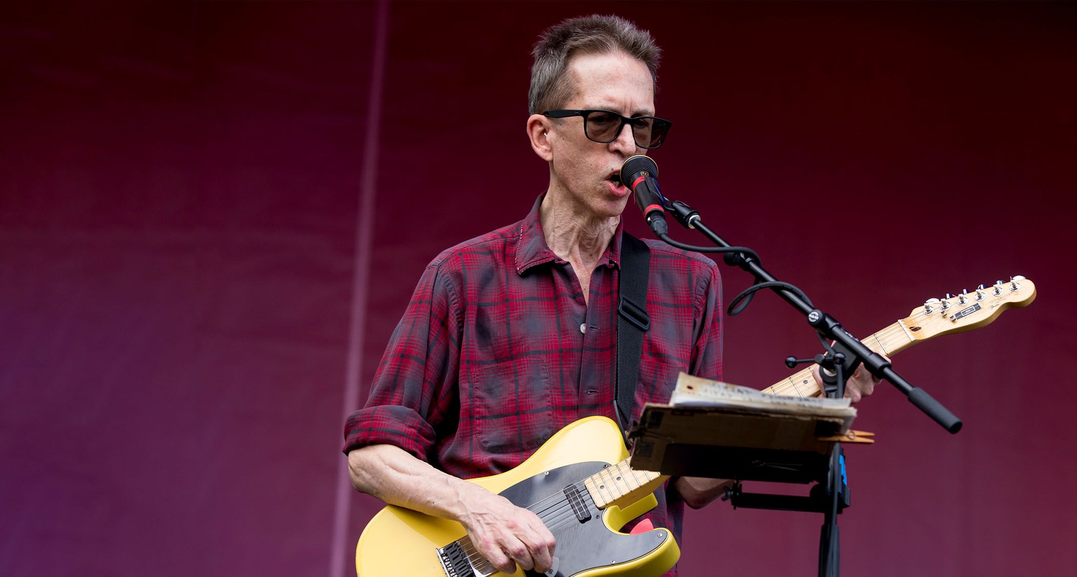 Glenn Mercer of The Feelies Discusses Collaboration with R.E.M. Guitarist Peter Buck]