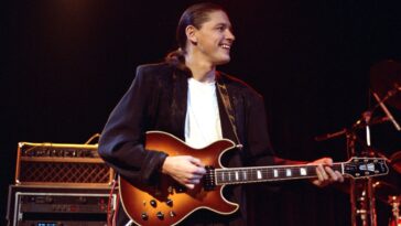 How Robben Ford Assisted Fender in Developing Its ES-335 Competitor]