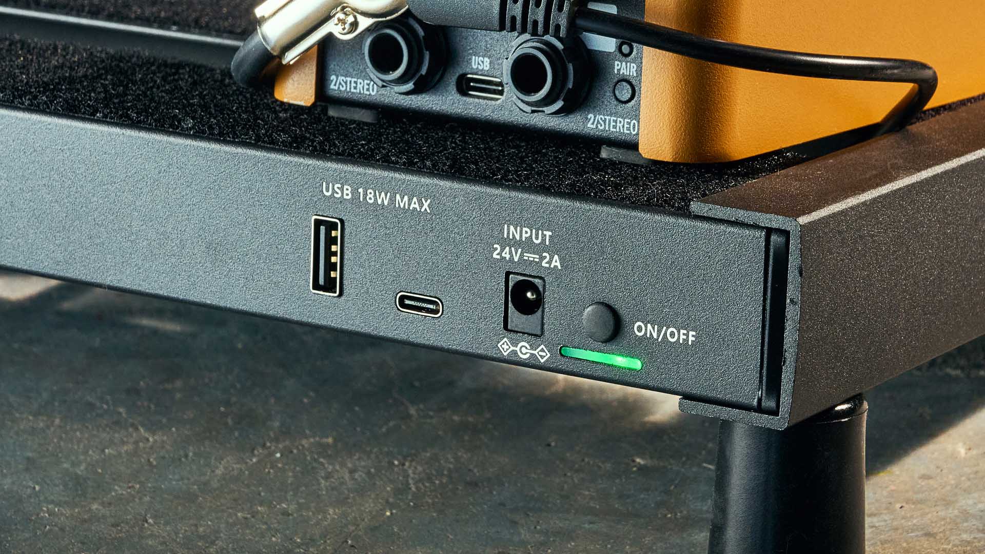 The Harley Benton SpaceShip 40 is a pedalboard with an integrated power supply, and battery power.