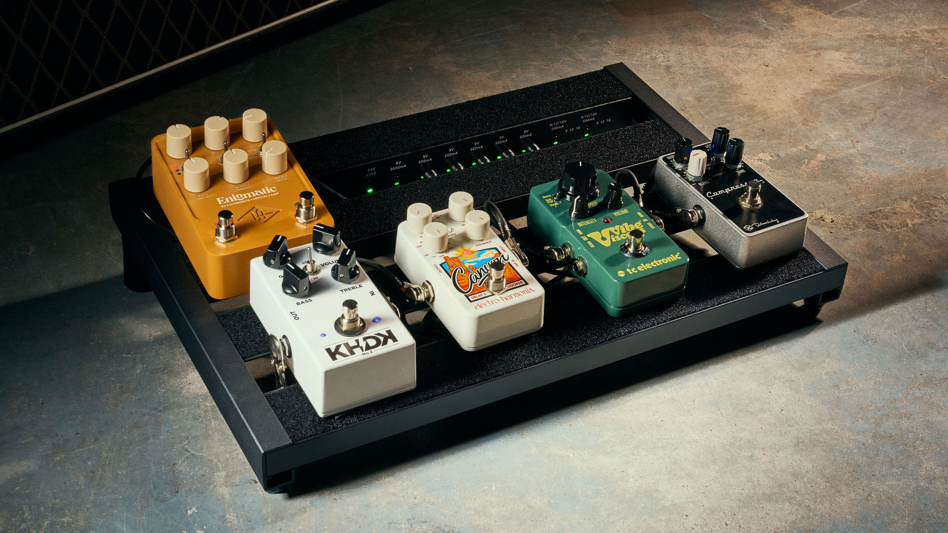 The Harley Benton SpaceShip 40 is a pedalboard with an integrated power supply, and battery power.