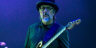 “Les Claypool Reflects on His Metallica Audition: ‘I Suggest We Jam to the Isley Brothers, But No One Chuckled’”]