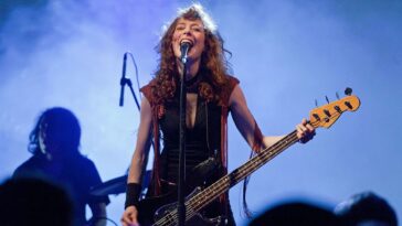 Lessons Melissa Auf der Maur Gained from the Smashing Pumpkins]