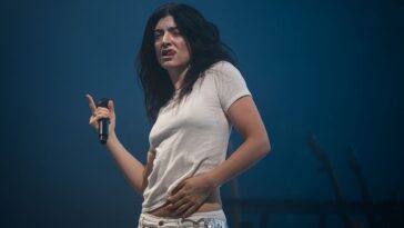 “Lorde reveals she no longer has a recording contract with UMG, explaining that a 12-year-old girl sold her artistic work before understanding its implications or the terms she agreed to."]