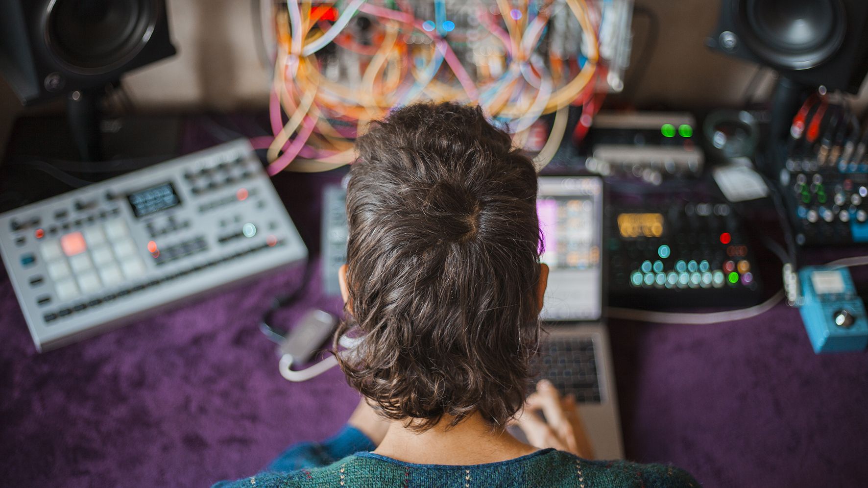 Ready to complete that track? Discover how to break free from the 4-bar loop cycle and start creating music.]