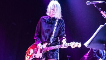 Reasons Behind Kim Gordon's Departure from Bass Playing]