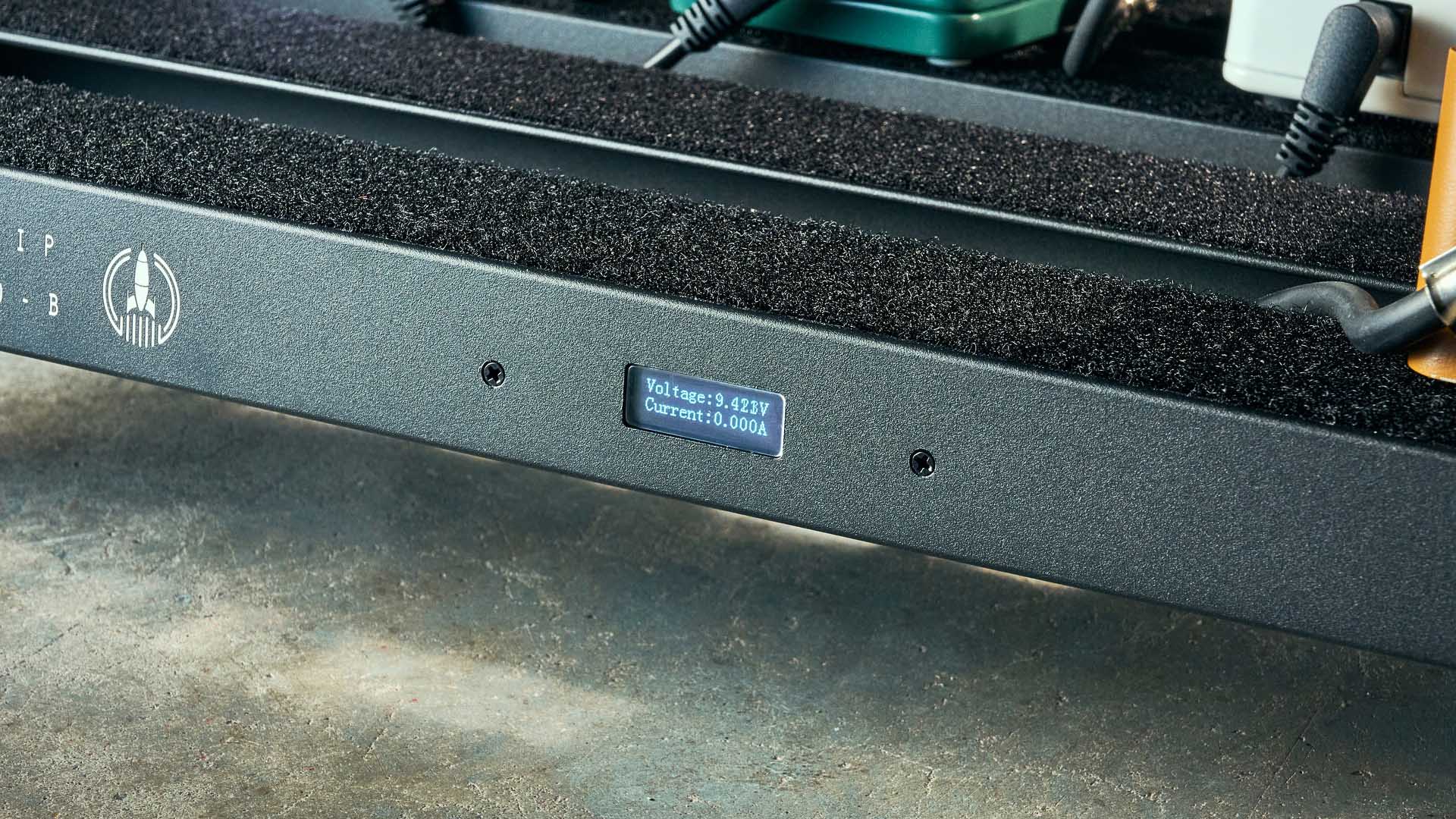 The Harley Benton SpaceShip 40 is a pedalboard with an integrated power supply, and battery power.