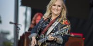 "To him, I resembled an ordinary middle-aged housewife. Melissa Etheridge entered a guitar store, and no one recognized her."]