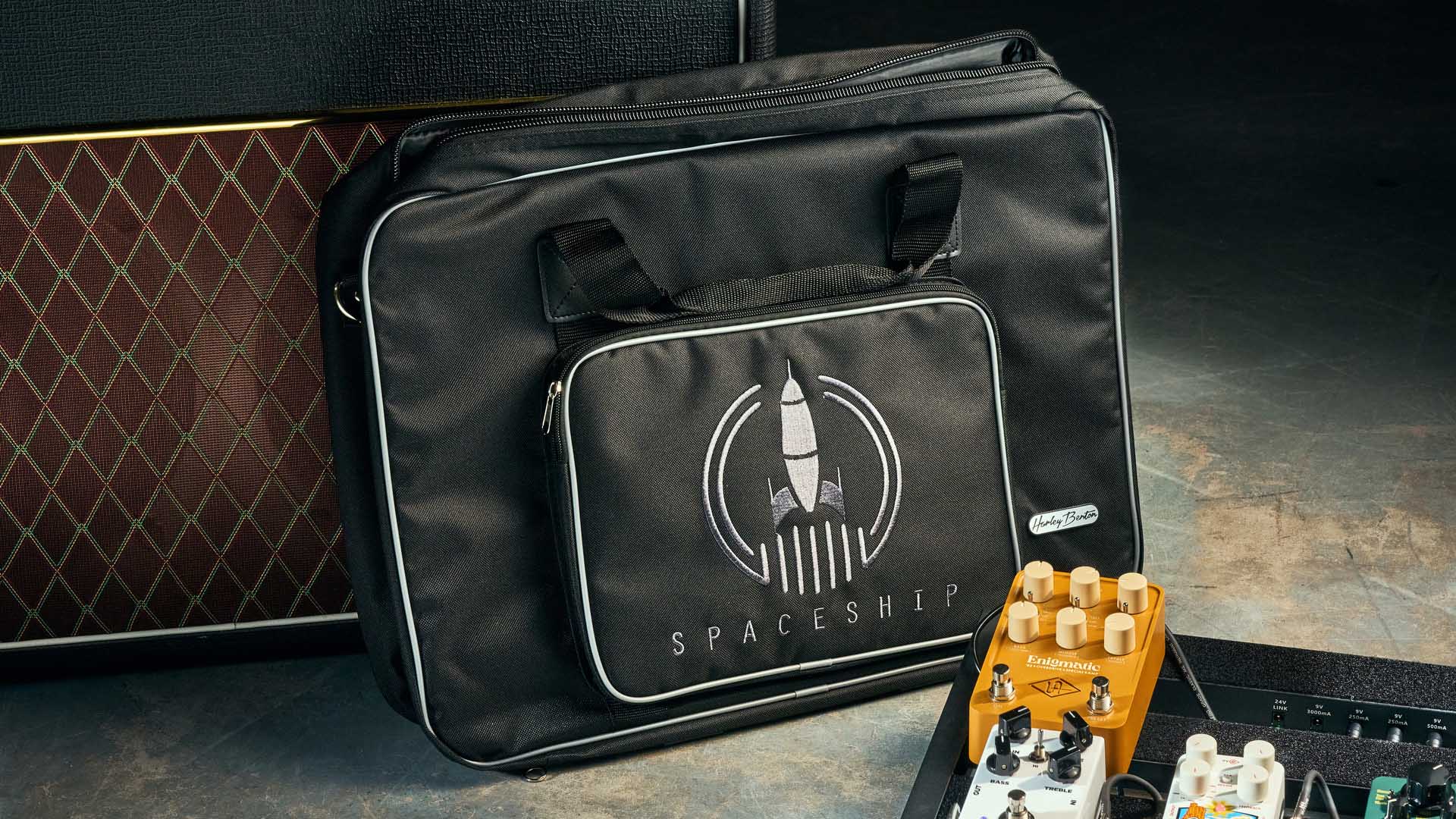 The Harley Benton SpaceShip 40 is a pedalboard with an integrated power supply, and battery power.