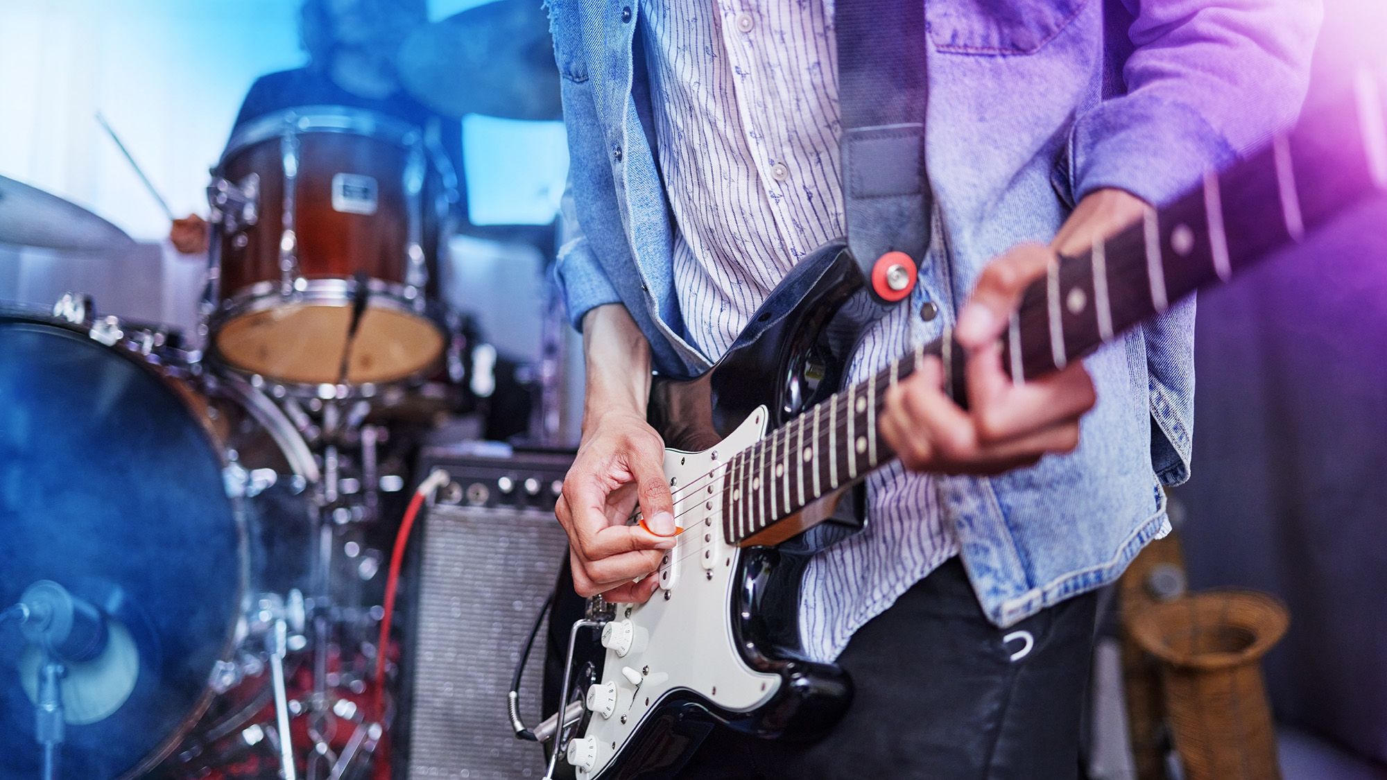 You won't achieve greatness as a guitar player without being part of a band.]