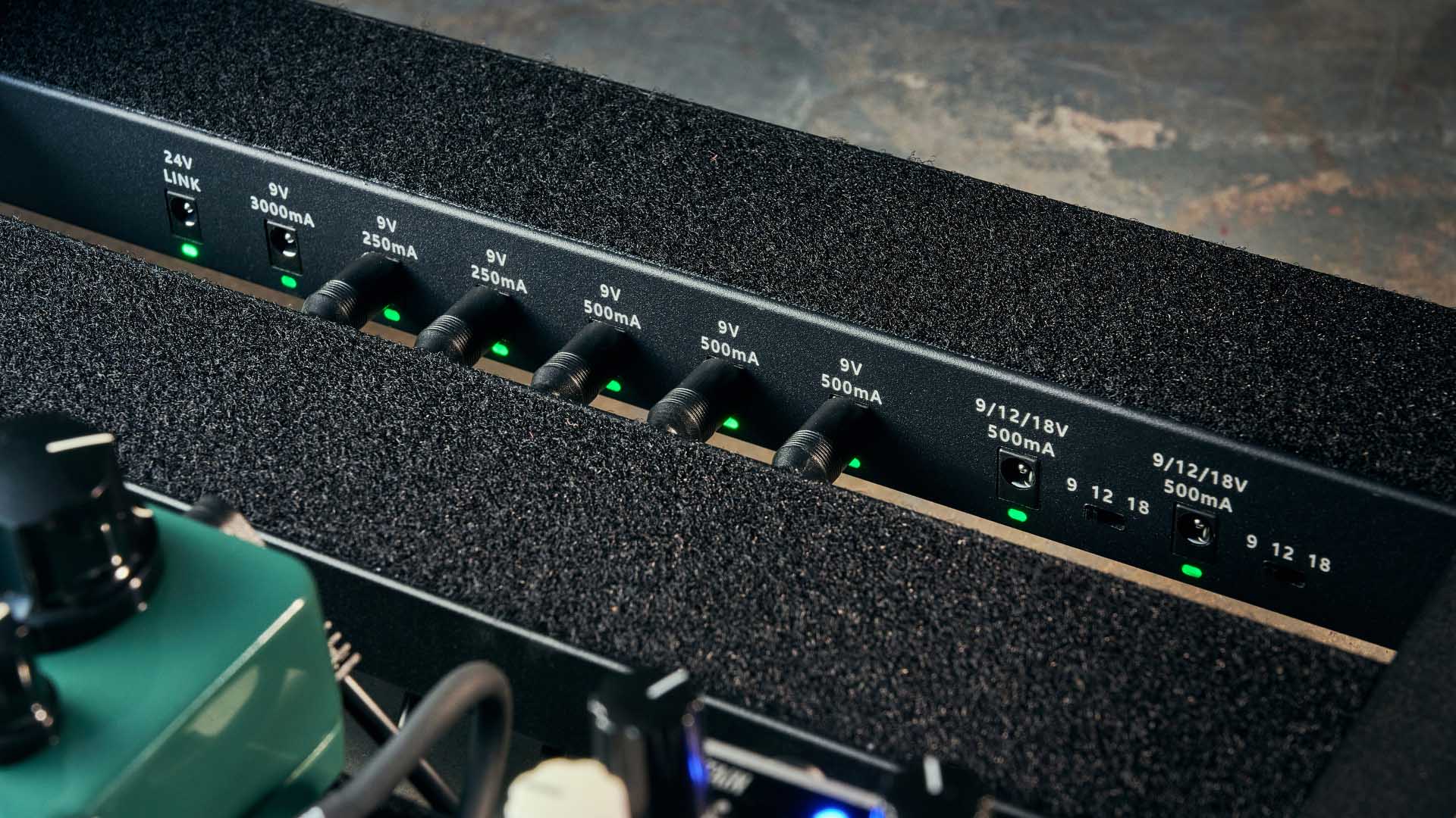 The Harley Benton SpaceShip 40 is a pedalboard with an integrated power supply, and battery power.