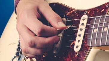 A hero demonstrated his grip on the pick: it transformed my playing style.]