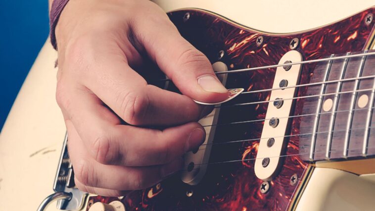 A hero demonstrated his grip on the pick: it transformed my playing style.]