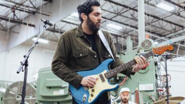 Ariel Posen Discusses His Unique Stratocaster and the Quest for Perfect Tone]