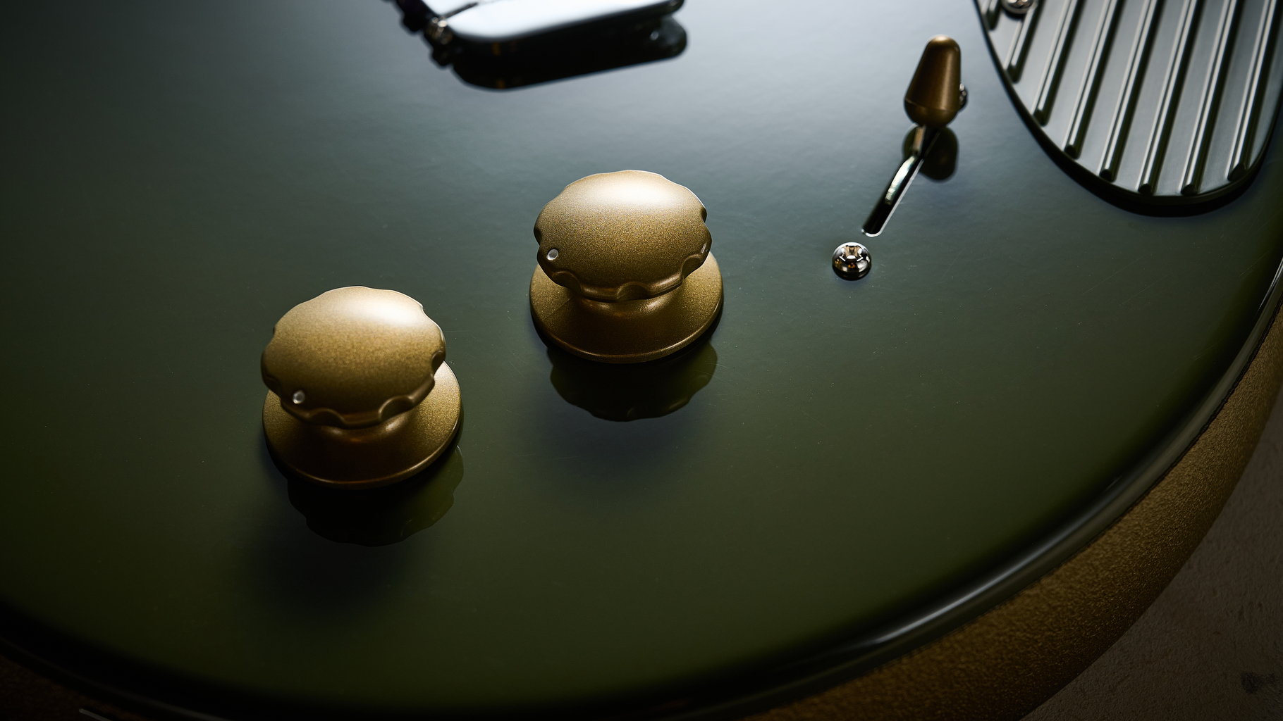 The volume and tone knobs on the Danelectro Dan O Cool Baritone guitar