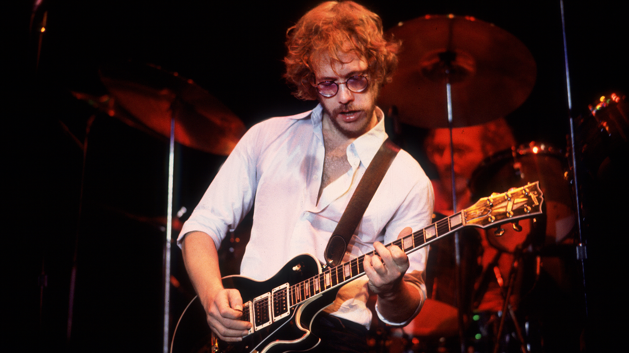 American Rock musician Warren Zevon (1947 - 2003) performs onstage at the Park West, Chicago, Illinois, October 17, 1982.