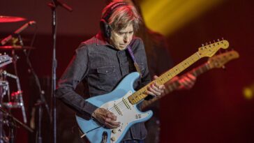 Eric Johnson Discusses Wes Montgomery's Sound and the Significance of Picking Technique]