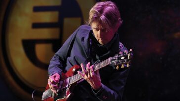 Eric Johnson discusses his strategy for freeing his playing style and his Texaphonic tour.]