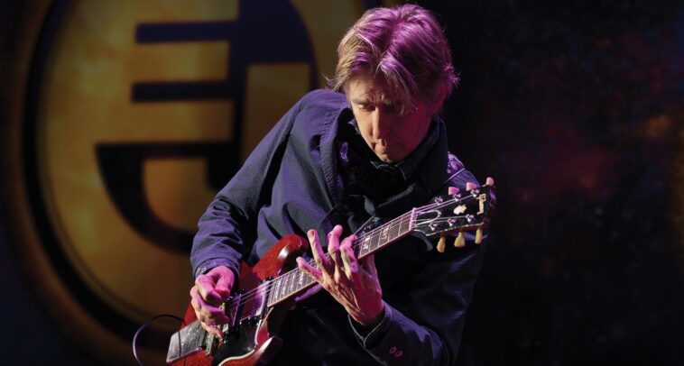 Eric Johnson discusses his strategy for freeing his playing style and his Texaphonic tour.]