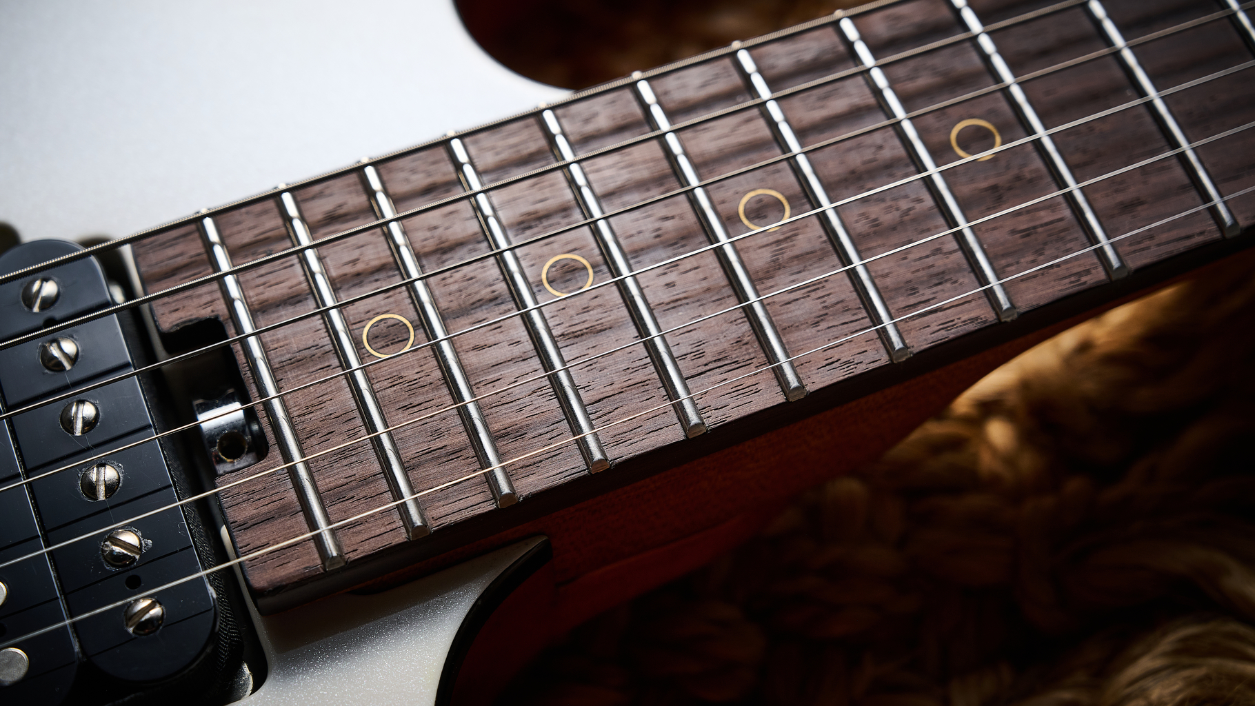 The rosewood fretboard of the Harley Benton Fusion IV HH electric guitar with circle dot fret markets