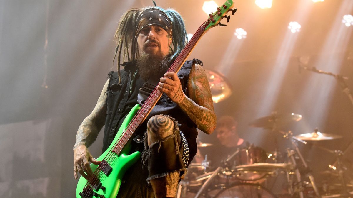 Fieldy shares his reasons for departing from Korn.]