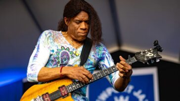 How Stanley Jordan Discovered His Tapping Technique]