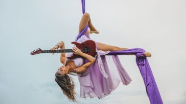 Introducing Andrea Krakovská, a "sky guitarist" supported by Satriani]