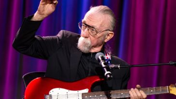 Jeff "Skunk" Baxter Never Intended to Become a Guitarist]