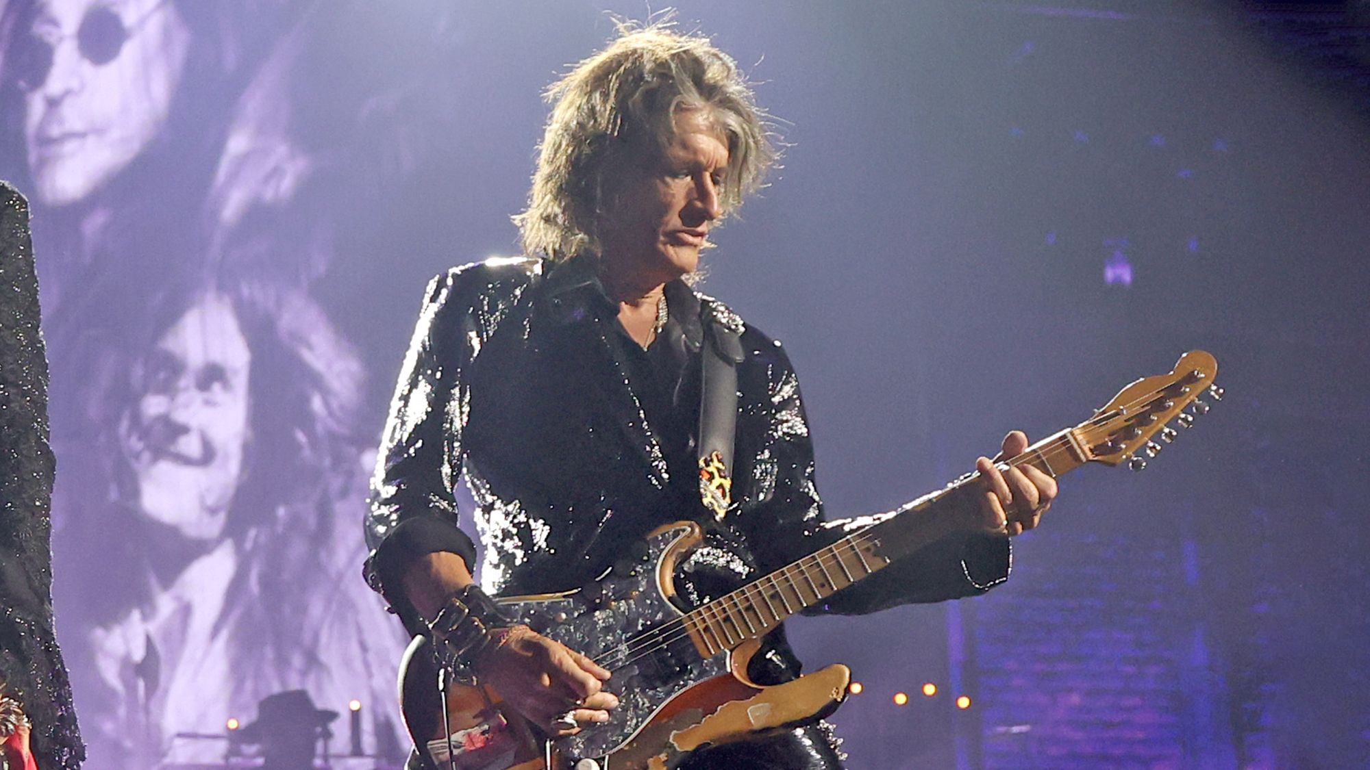 Joe Perry's Innovations: Adjusting His Guitar Playing to Combat Arthritis]