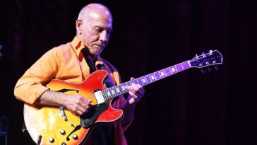 Larry Carlton Reflects on His Initial Session with Quincy Jones]