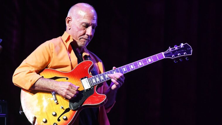 Larry Carlton Reflects on His Initial Session with Quincy Jones]