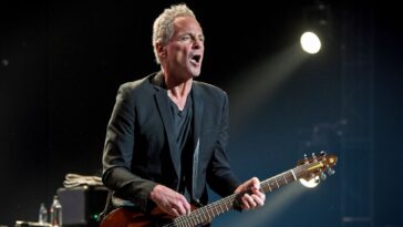 Lindsey Buckingham assaulted by women in Santa Monica.]