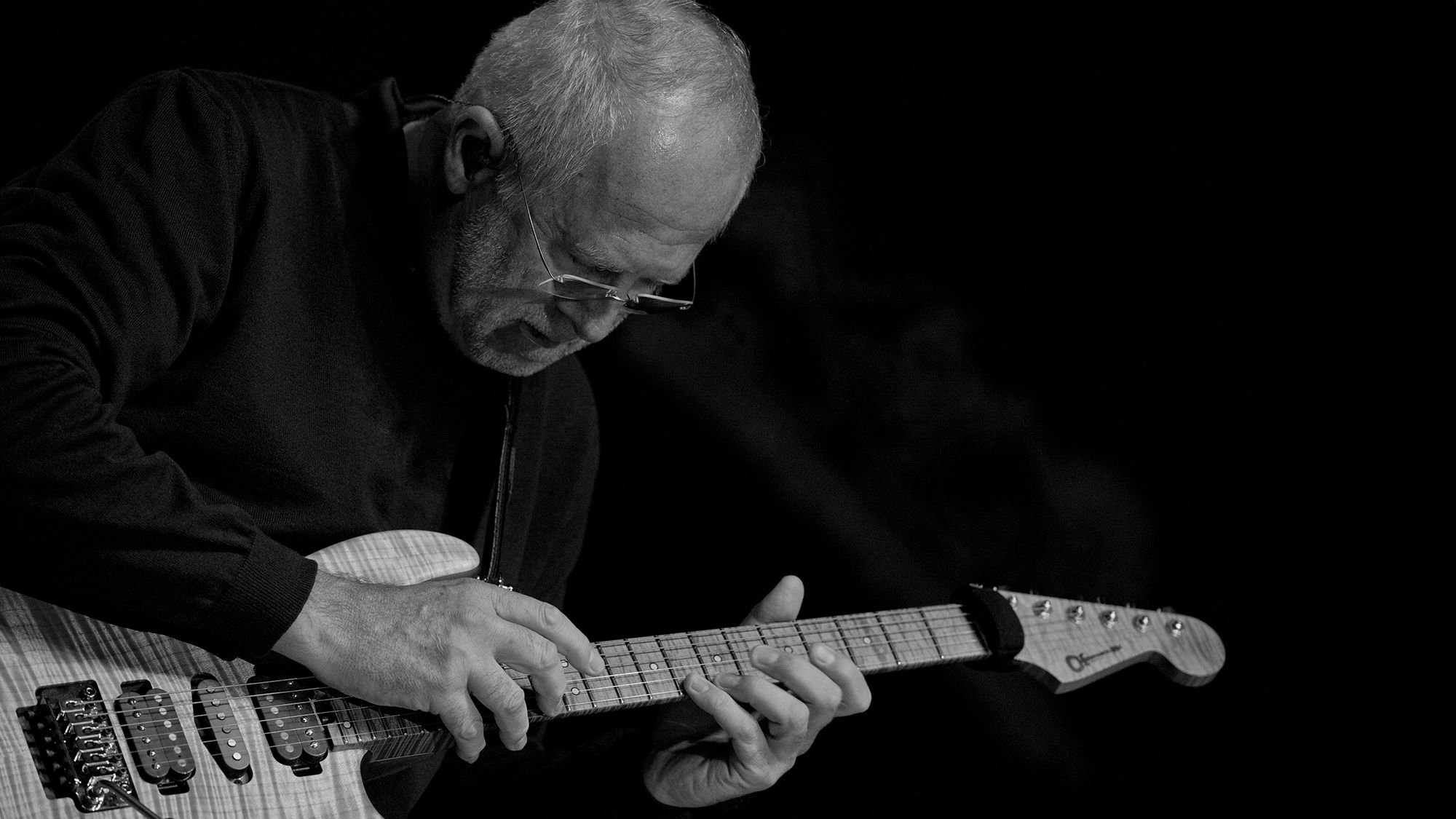 Master dynamic hammer-ons, pull-offs, whammy bar dips, and two-handed tapping techniques.]